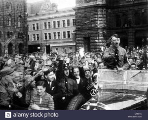 Schon die Ankunft von Adolf Hitler wurde bei den Parteitagen gefeiert, hier vor dem Hauptbahnhof in Nürnberg. Im September 1929 fand der bis dahin größte Reichsparteitag der NSDAP statt. | Even Adolf Hitler's arrival was celebrated at the party conventions, here in front of the main railway station in Nuremberg. In September 1929, took place the until then largest Nuremberg Rally of the Nazi Party., 01.09.1929-30.09.1929